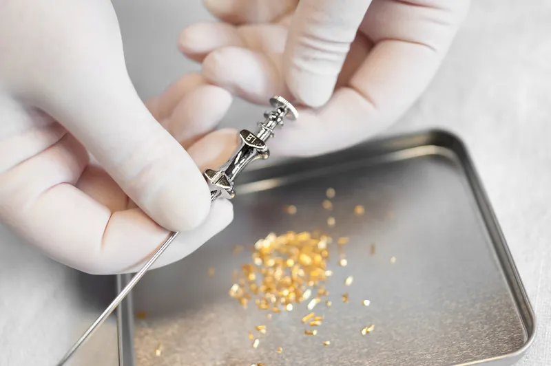 Goldimplantate werden für die Goldakupunktur vorbereitet